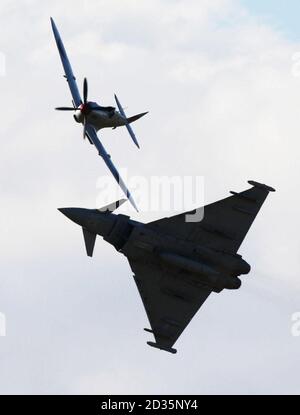 Un Spitfire et un Eurofighter Typhoon se produit au Royal International Air Tattoo de la RAF Fairford, Gloucestershire. Banque D'Images