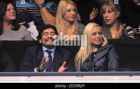 Diego Maradona (à gauche) avec la petite amie Veronica Odeja (à droite) comme Novak Djokovic de Serbie rivalise contre Tomas Berdych de la République tchèque pendant la deuxième journée des finales du Barclays ATP World tennis Tour à l'O2 Arena, Londres. Banque D'Images