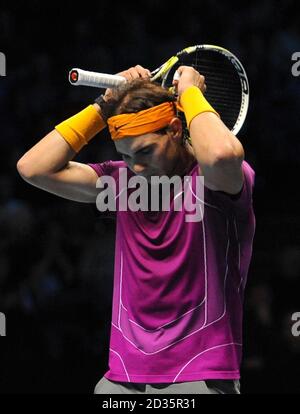 Rafael Nadal d'Espagne réagit contre Andy Roddick des États-Unis pendant la deuxième journée des finales du Barclays ATP World tennis Tour à l'O2 Arena, Londres. Banque D'Images