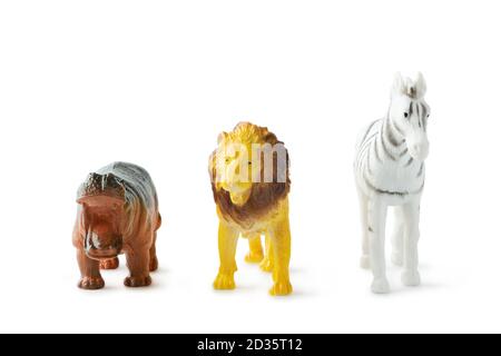 Hippo, lion et zèbre mini-figures isolées sur fond blanc. Vue avant. Jouet animal en plastique. Profondeur de champ complète. Masque Banque D'Images