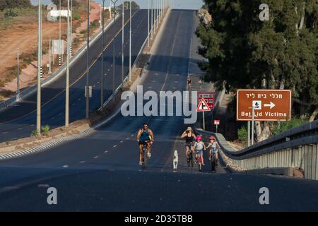 Israël, les enfants et les familles apprécient les rues vides pour faire du vélo pendant Yom Kippour. Pratiquement tout le trafic motorisé s'arrête pendant l'hologramme juif Banque D'Images