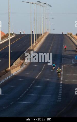 Israël, les enfants et les familles apprécient les rues vides pour faire du vélo pendant Yom Kippour. Pratiquement tout le trafic motorisé s'arrête pendant l'hologramme juif Banque D'Images