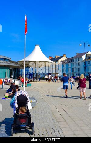 Une vue sur les différents hôtels victoriens qui bordent Marine Terrace qui donnent sur la mer à Aberystwyth. Banque D'Images