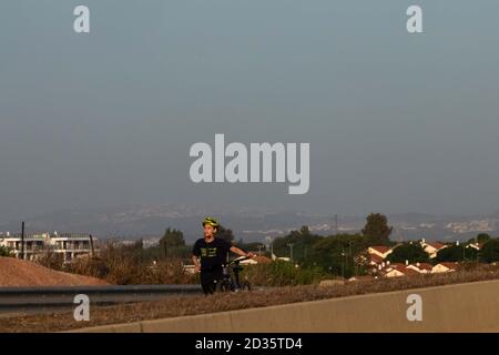 Israël, les enfants et les familles apprécient les rues vides pour faire du vélo pendant Yom Kippour. Pratiquement tout le trafic motorisé s'arrête pendant l'hologramme juif Banque D'Images