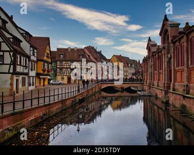 Rue et canal avec vue sur le pont à Strasbourg France Banque D'Images