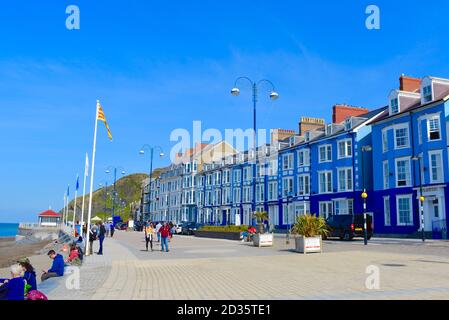 Vue sur Marine Terrace, la rue principale le long de la promenade d'Aberystwyth. Un endroit populaire pour se promener au bord de la mer avec une toile de fond d'hôtels victoriens Banque D'Images