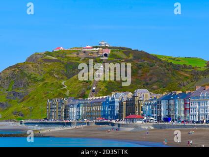 Une vue sur les bâtiments de bord de mer d'Aberystwyth.funiculaire emmène les touristes à la caméra au sommet de la colline obscura. Les personnes jouant sur la plage. Banque D'Images