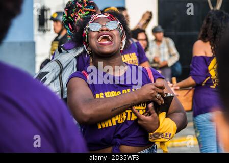 Une femme noire portant un t-shirt Black Lives Matter participant, marchant et dansant dans les rues de Lima, Pérou, le jour International Womens 2020 Banque D'Images