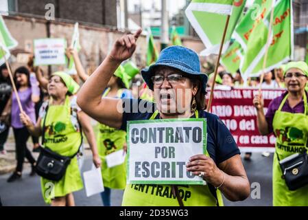Les travailleuses protestent contre le manque de droits du travail et demandent des contrats écrits lors de la Journée internationale de la femme de 2020, Lima, Pérou Banque D'Images