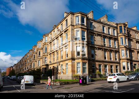 Glasgow, Écosse, Royaume-Uni. 7 octobre 2020. Le magazine Time Out a nommé Dennistoun dans l'East End de Glasgow comme l'un des quartiers les plus cool du monde. Photo : immeubles d'appartements Tenement dans la rue résidentielle de Dennistoun Iain Masterton/Alay Live News Banque D'Images