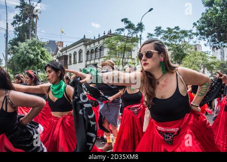 Les militants du groupe militant "We are 2074" défilent Et danse dans les rues en solidarité sur International Womens Jour 2020 Banque D'Images