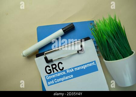 GRC - gouvernance, gestion des risques et conformité écrire sur des documents isolés sur le bureau. Banque D'Images