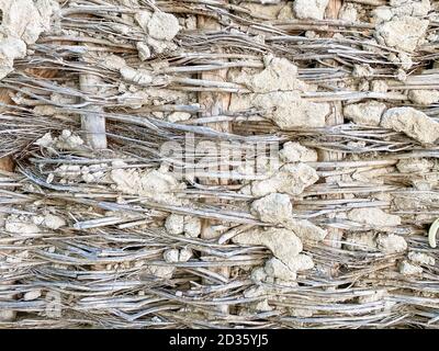 Détail du mur d'une ferme traditionnelle en Turquie, en bois, loam et paille Banque D'Images