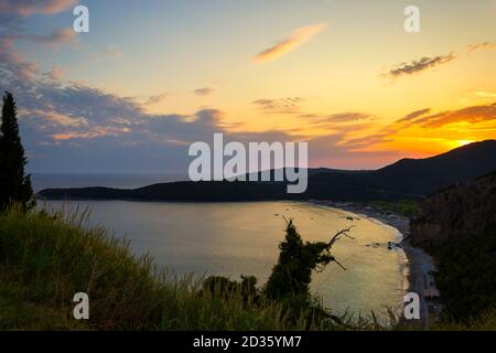 Magnifique coucher de soleil sur la plage de Jaz près de Budva au Monténégro (mer Adriatique), Europe. Concept de voyage, arrière-plan. Banque D'Images