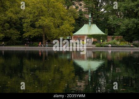 Bassin d'eau Conservatory pour les voiliers modèles dans Central Park NYC Banque D'Images