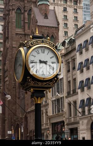 Horloge de la Trump Tower sur la cinquième avenue à New York Banque D'Images