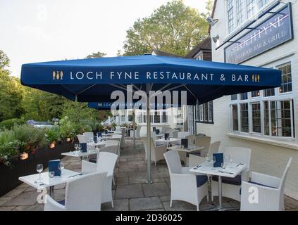 Ascot, Berkshire, Royaume-Uni. 15 août 2018. Le restaurant Loch Fyne Seafood and Grill d'Ascot, dans le Berkshire, a organisé un événement de lancement ce soir après une rénovation. Le maire et la mairesse de l'arrondissement royal de Windsor et de Maidenhead ont assisté à l'événement avec des clients et des locaux. Le Loch Fyne compte 22 restaurants dans tout le Royaume-Uni. Crédit : Maureen McLean/Alay Banque D'Images