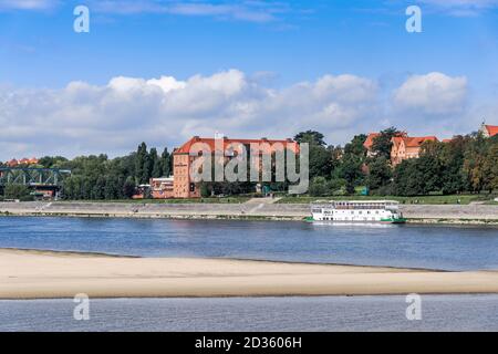 Pologne, Torun : vue panoramique de la partie médiévale de la ville depuis la Vistule. Banque D'Images