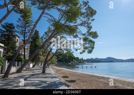 Port de Pollensa ou «Puerto Pollensa» comme il est parfois épeautre, est une ville et station de Majorque sur la limite nord de l'île. Banque D'Images