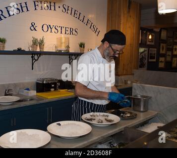 Ascot, Berkshire, Royaume-Uni. 15 août 2018. Le restaurant Loch Fyne Seafood and Grill d'Ascot, dans le Berkshire, a organisé un événement de lancement ce soir après une rénovation. Le maire et la mairesse de l'arrondissement royal de Windsor et de Maidenhead ont assisté à l'événement avec des clients et des locaux. Le Loch Fyne compte 22 restaurants dans tout le Royaume-Uni. Crédit : Maureen McLean/Alay Banque D'Images