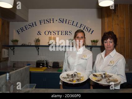 Ascot, Berkshire, Royaume-Uni. 15 août 2018. Le restaurant Loch Fyne Seafood and Grill d'Ascot, dans le Berkshire, a organisé un événement de lancement ce soir après une rénovation. Le maire et la mairesse de l'arrondissement royal de Windsor et de Maidenhead ont assisté à l'événement avec des clients et des locaux. Le Loch Fyne compte 22 restaurants dans tout le Royaume-Uni. Crédit : Maureen McLean/Alay Banque D'Images