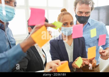 Démarrez des gens d'affaires avec des notes adhésives dans l'atelier de brainstorming créatif Banque D'Images