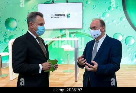 07 octobre 2020, Saxe-Anhalt, Leuna : Jyrki Ovaska (l), vice-président exécutif technologie UPM, et Reiner Haseloff (CDU), Premier ministre de Saxe-Anhalt, parlent lors de la cérémonie marquant la cérémonie symbolique révolutionnaire de construction d'une bioraffinerie sur le site chimique de Leuna. À partir de 2022, UPM finlandais, basé à Helsinki, prévoit d'utiliser l'usine pour produire des matières premières destinées à la production de divers plastiques à partir de feuillus produits de manière durable. Au lieu de matières premières fossiles, la société utilisera des matières premières écologiques comme le bois. Selon les informations actuelles, autour de Banque D'Images