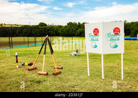 Johannesburg, Afrique du Sud - 25 novembre 2012 : boules et croquet français à l'extérieur dans un parc d'amusement pour enfants Banque D'Images