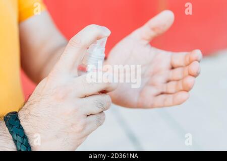 Main de l'homme qui applique l'alcool. Concept de soins de santé. Banque D'Images