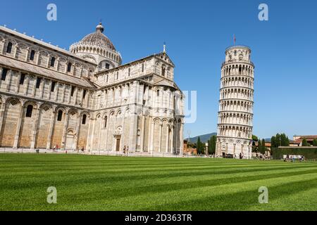 Pise, la Tour penchée et la Cathédrale (Duomo di Santa Maria Assunta) de style roman, la place des miracles (Piazza dei Miracoli). Toscane, Italie Banque D'Images