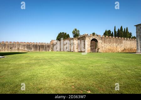 Murs médiévaux de la ville de Pise (1155-1161), vue de la Piazza dei Miracoli (place des miracles), Toscane, Italie, Europe Banque D'Images