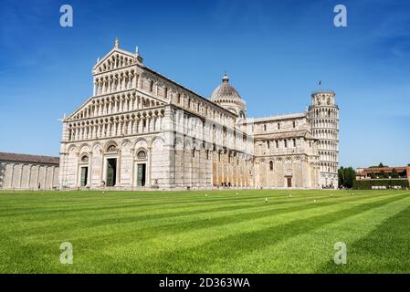 Tour penchée de Pise, clocher de la cathédrale (Duomo di Santa Maria Assunta) de style roman, Piazza dei Miracoli. Toscane, Italie, Europe. Banque D'Images