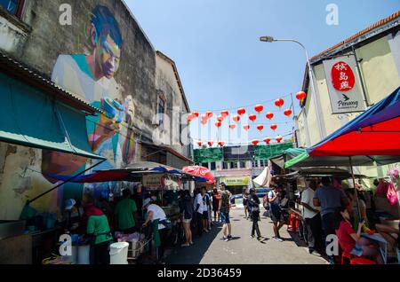 Georgetown, Penang/Malaysia - Fév 27 2020: Penang Road Cendol Seller. Un enfant d'art mural mange du cendol au mur. Banque D'Images