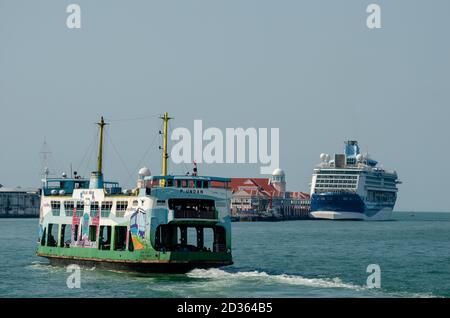 Georgetown, Penang/Malaysia - Fév 27 2020: Le ferry se déplace en mer. Le fond est le quai Swettenham. Banque D'Images