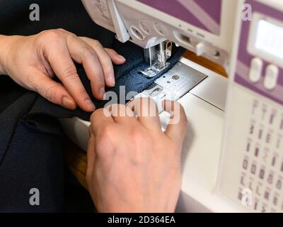 la machine à coudre domestique rase les détails du manteau de laine à la maison près haut Banque D'Images