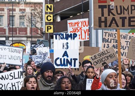 Les manifestants tiennent des pancartes lors d'une manifestation contre la politique d'immigration du président américain Donald Trump et sa proposition de visite au Royaume-Uni à Bristol, au Royaume-Uni, le 4 février 2017 Banque D'Images