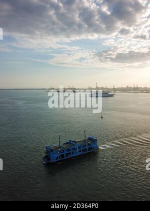 Georgetown, Penang/Malaysia - Fév 28 2020: Le ferry bleu se déplace en mer. Banque D'Images