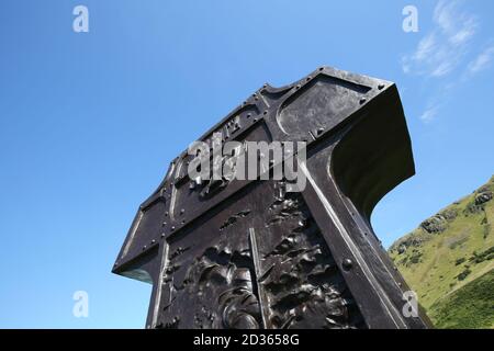 Lendalfoot, Ayrshire, Écosse ​This remarquable mémorial du navire de guerre russe Varyag se trouve sur la côte d'Ayrshire, dans le village de Lendalfoot, Banque D'Images