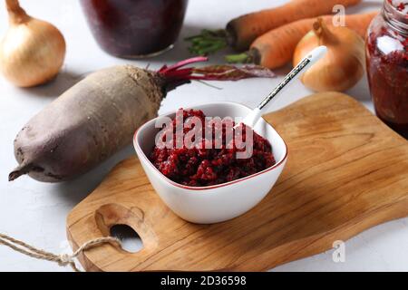 Caviar fait maison de betteraves et carottes dans un bol et bocaux sur bois, préparation pour l'hiver. Gros plan. Format horizontal Banque D'Images