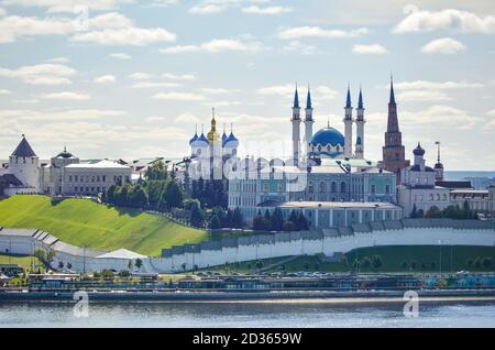 Le Kremlin de Kazan et la rivière Kazanka contre l'été bleu ciel Banque D'Images