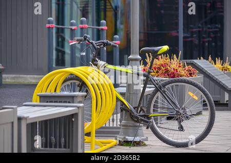 Vélo de sport dans le parking à vélo près d'une séance d'entraînement moderne zone Banque D'Images