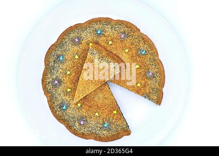 Gâteaux de potiron faits maison avec asperges de confiserie. Délicieux gâteau aux graines de pavot. Grand gâteau aux graines de pavot orange sur backgro blanc isolé Banque D'Images