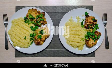 Pâtes Orzo au poulet grillé. Macaroni sous forme de riz à la viande et aux herbes. Pâtes sur une assiette de poulet frit saupoudrées de persil. Deux Banque D'Images