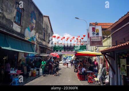 Georgetown, Penang/Malaysia - Fév 29 2020: Un garçon mural mange du cendol sur Penang Road. Banque D'Images