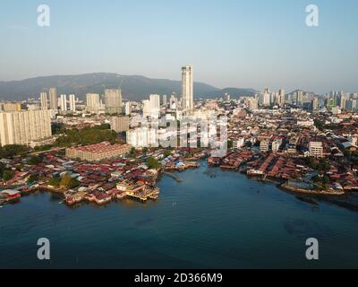 Georgetown, Penang/Malaysia - Fév 29 2020: Paysage urbain de la jetée du clan avec arrière-plan de la tour KOMTAR. Banque D'Images