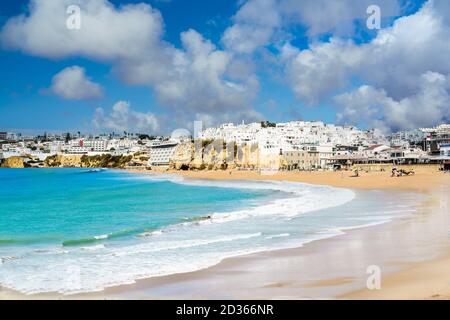 Paysage avec la vieille ville d'Albufeira et les plages de sable de la ville en Algarve, Portugal Banque D'Images