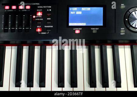 Le synthétiseur se trouve dans le studio d'enregistrement. Piano électronique avec tableau de bord. Grandes touches blanches et noires Banque D'Images