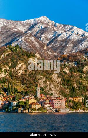 Vue d'hiver sur Varenna, Lac de Côme, Lombardie, Italie Banque D'Images