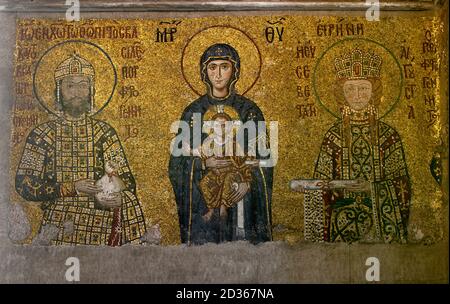 La mosaïque Comnenus du XIIe siècle à Aya Sofya à Istanbul en Turquie. La Vierge Marie est debout au centre, tenant l'enfant Christ sur ses genoux. Banque D'Images