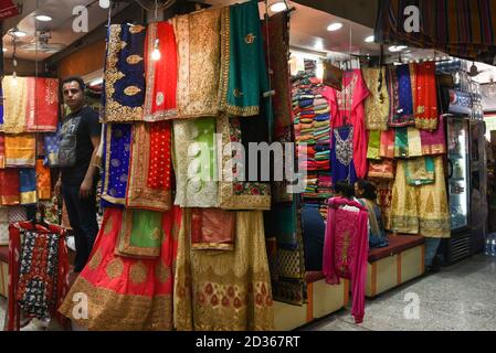 DELHI, INDE - MAI 14: Vendeur à la boutique vendant la robe indienne traditionnelle coton ou tissu de soie Sari ou Saree, Lehenga, Kurta le 14 mai 2017 Chandini Banque D'Images